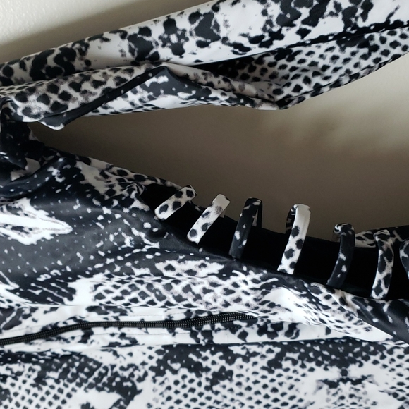 Women's Long Sleeve Snake Print Zipper Cut-Out Rash Guard Swimsuit. - Picture 7 of 11